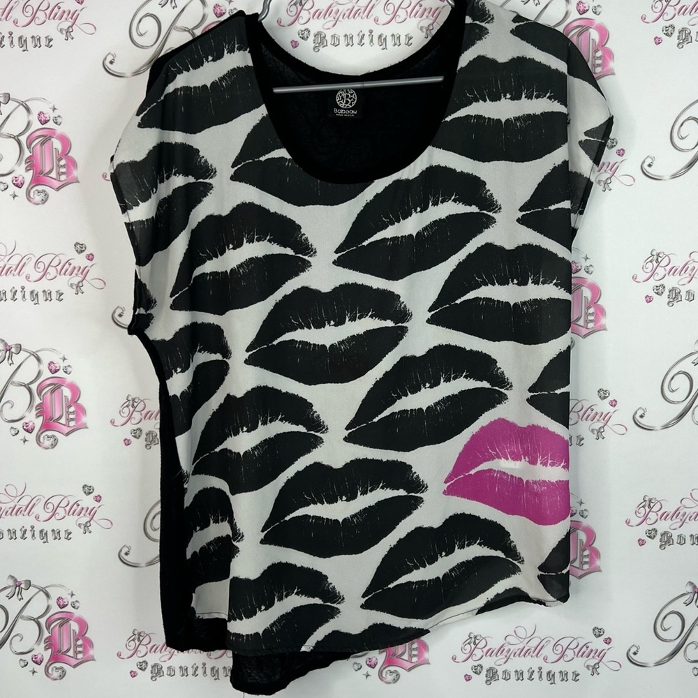 Bobeau tshirt tee kisses lips pink Black and Pink Lip Print Short Sleeve Top